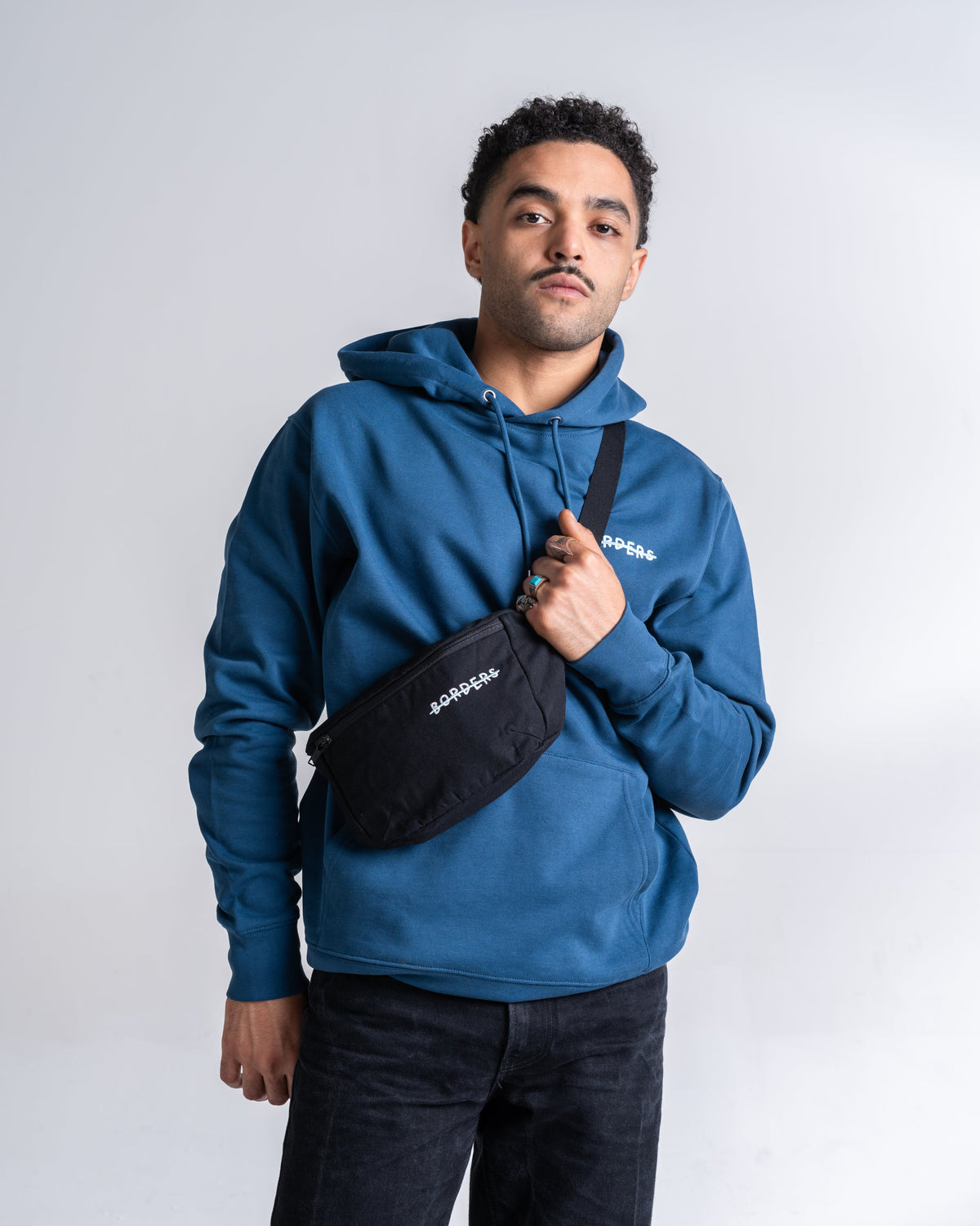 Gürteltasche «Borders» Schwarz, Vorderseite, am Model getragen