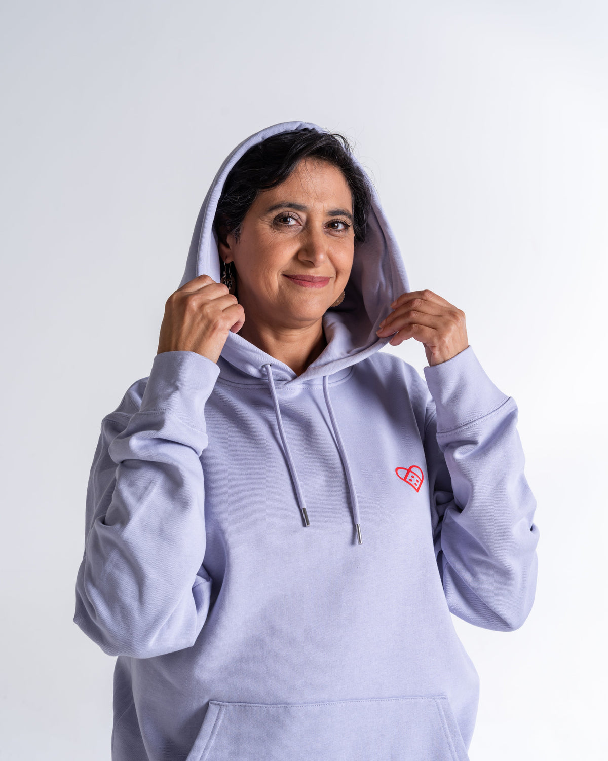 Hoodie «Daily Dosage» Lavendel, Vorderseite, am Model getragen