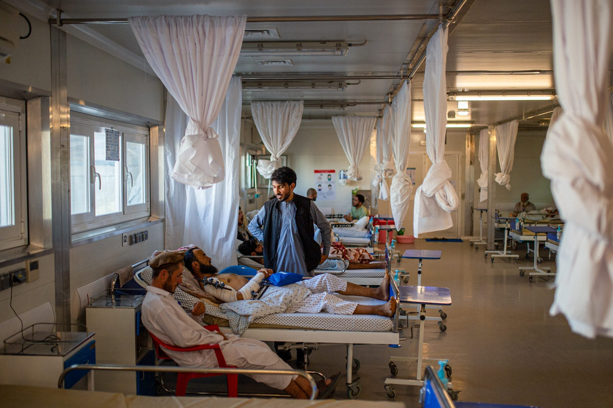 Eine Krankenstation von Ärzte ohne Grenzen mit Patientinnen und Patienten