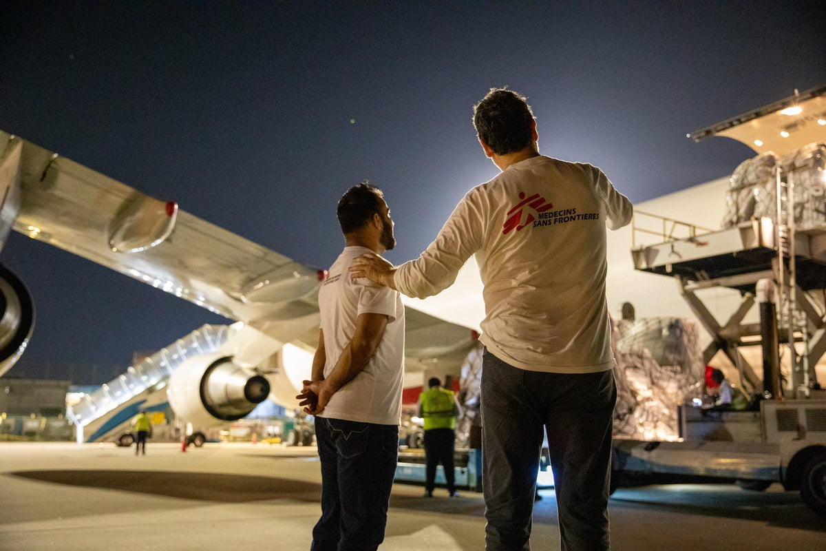 Mitarbeitende von Ärzte ohne Grenzen laden nachts ein Flugzeug