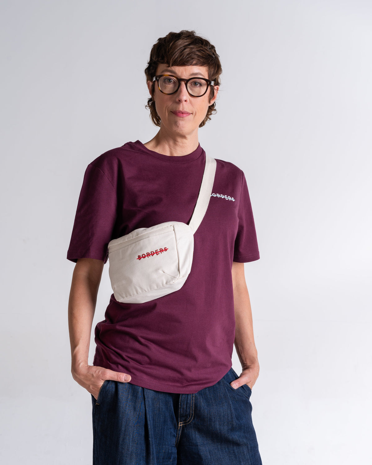 Gürteltasche «Borders» Natur, Vorderseite, am Model getragen