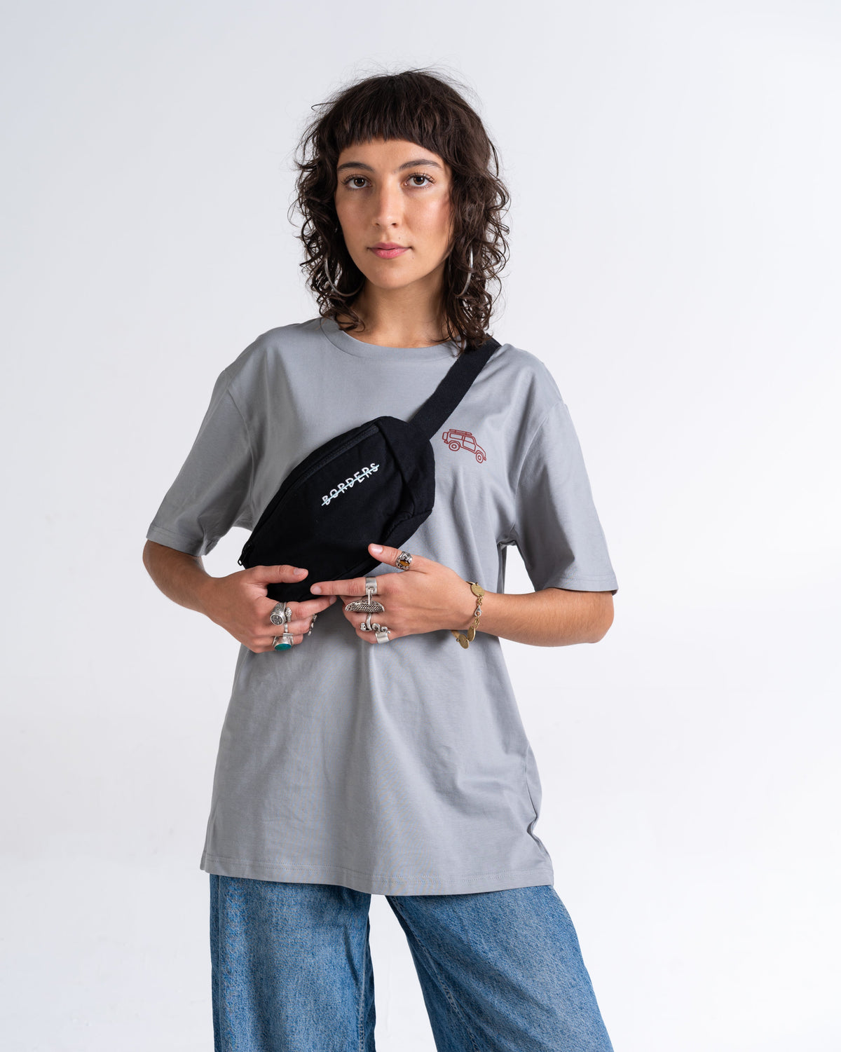 Gürteltasche «Borders» Schwarz, Vorderseite, am Model getragen