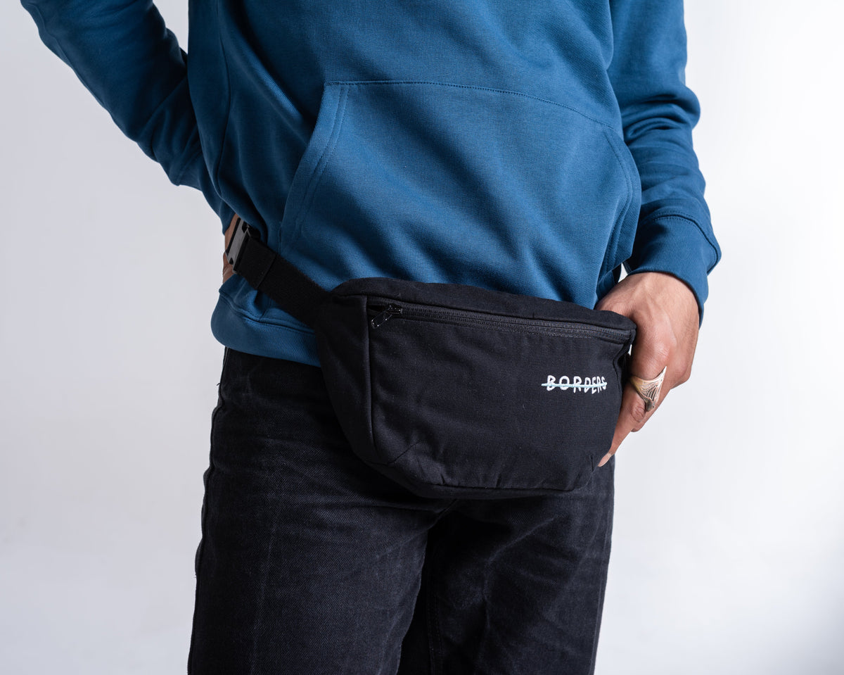 Gürteltasche «Borders» Schwarz, Detail des Motivs, am Model getragen