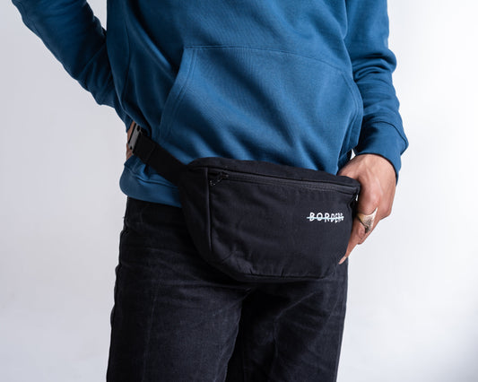 Gürteltasche «Borders» Schwarz, Detail des Motivs, am Model getragen