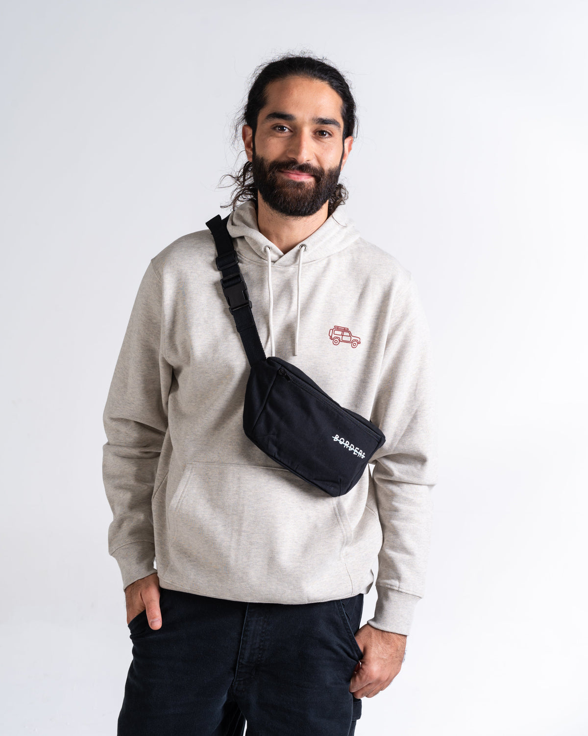 Gürteltasche «Borders» Schwarz, Vorderseite, am Model getragen