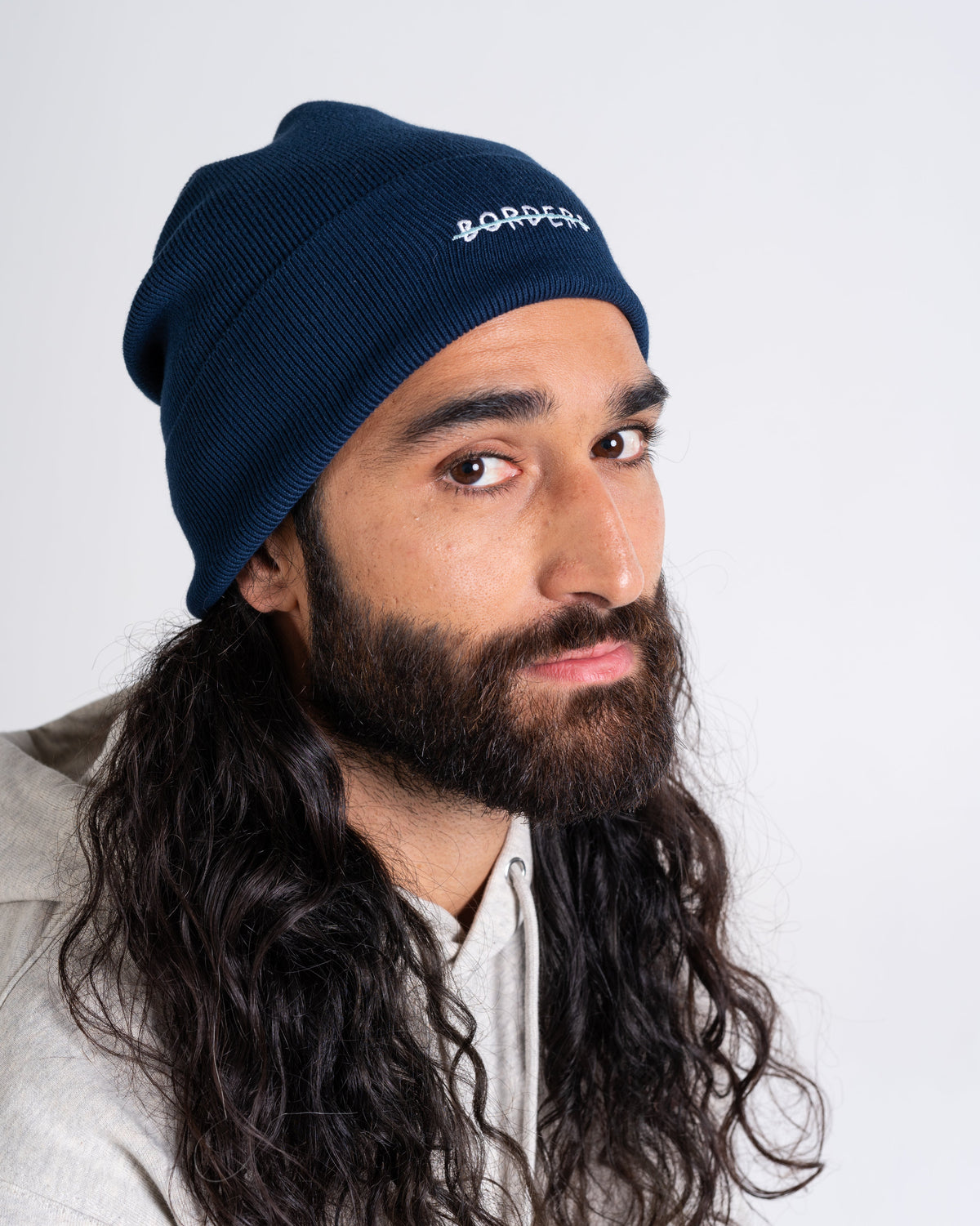 Beanie «Borders» Marine, Porträt, am Model getragen