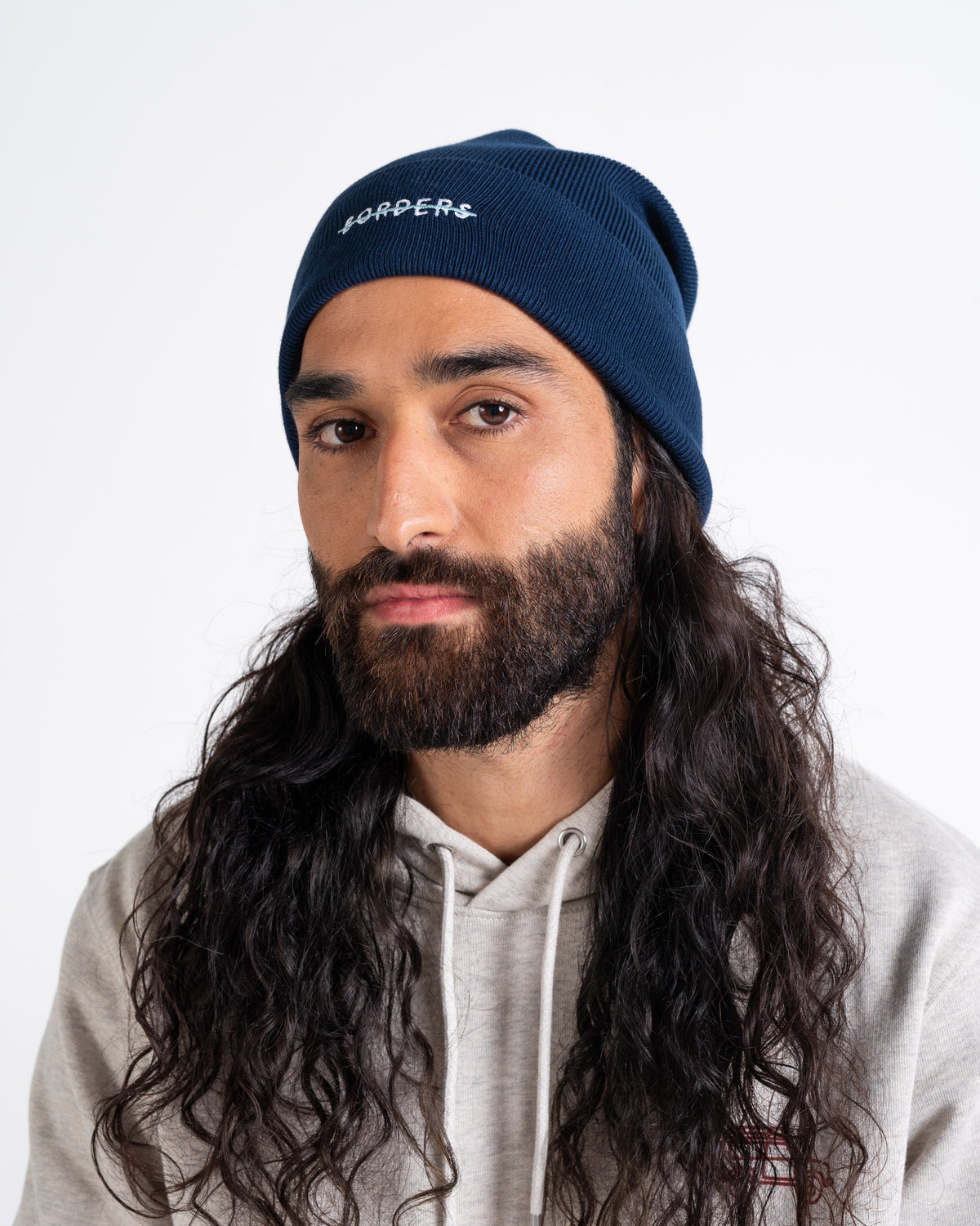 Beanie «Borders» Marine, Porträt, am Model getragen