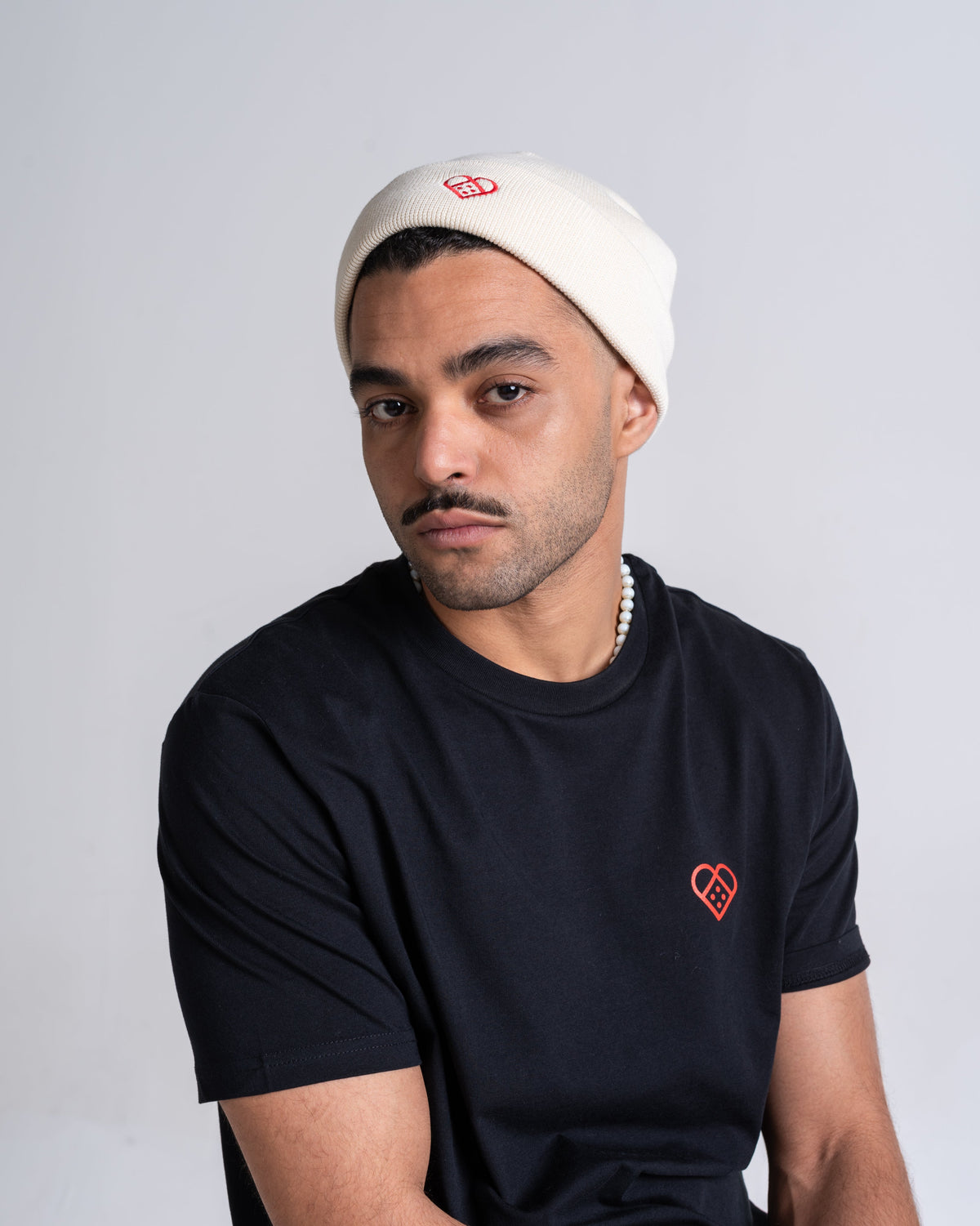 Beanie «Pflasterherz» Natur, Porträt, am Model getragen