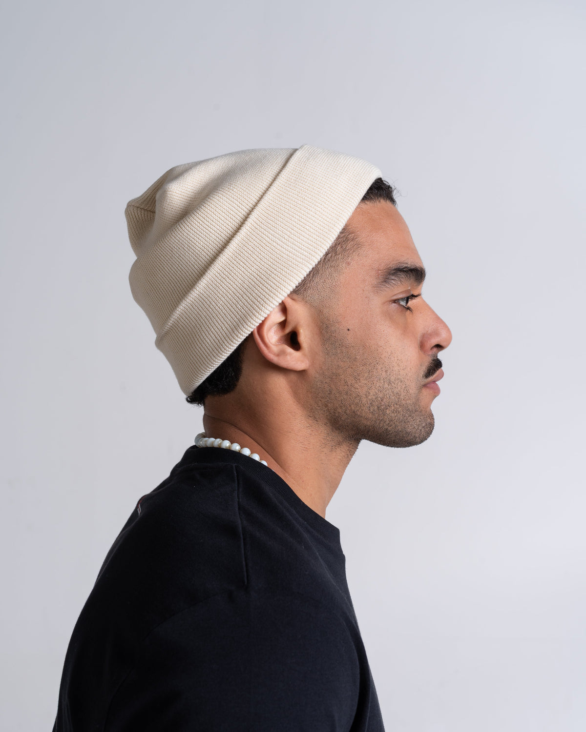 Beanie «Pflasterherz» Natur, Porträt, am Model getragen