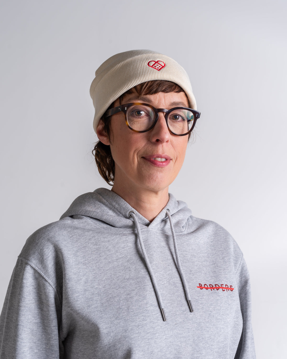 Beanie «Pflasterherz» Natur, Porträt, am Model getragen