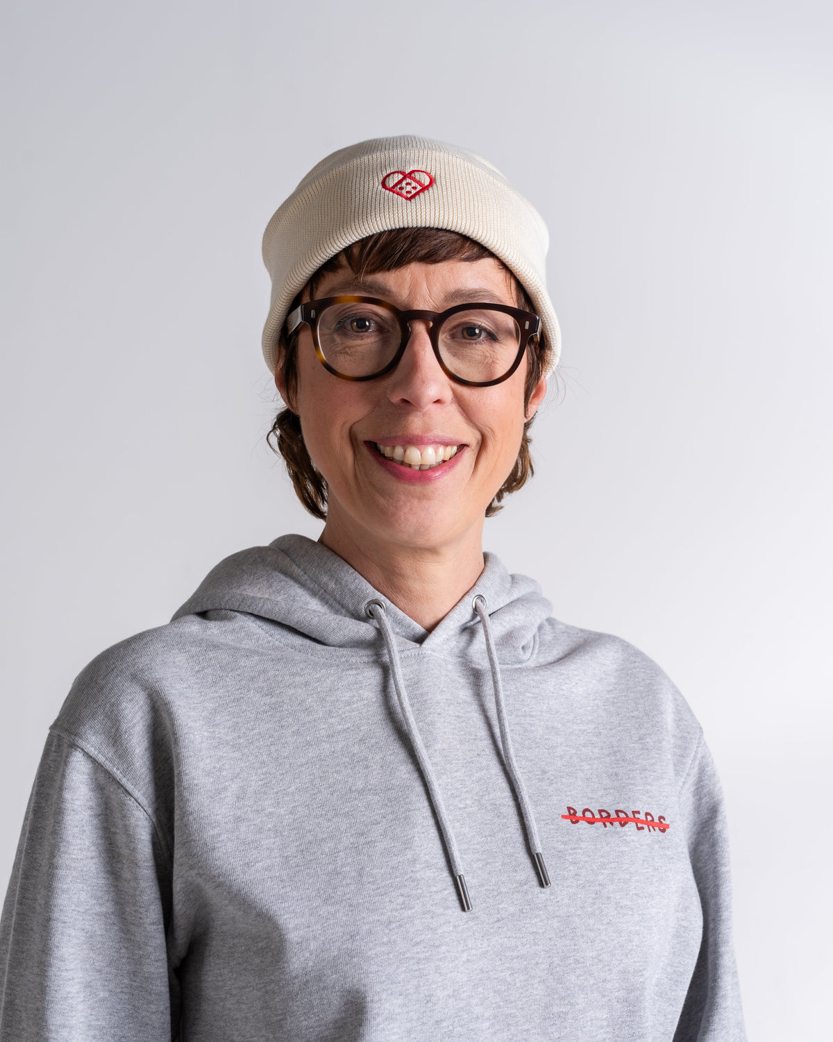 Beanie «Pflasterherz» Natur, Porträt, am Model getragen