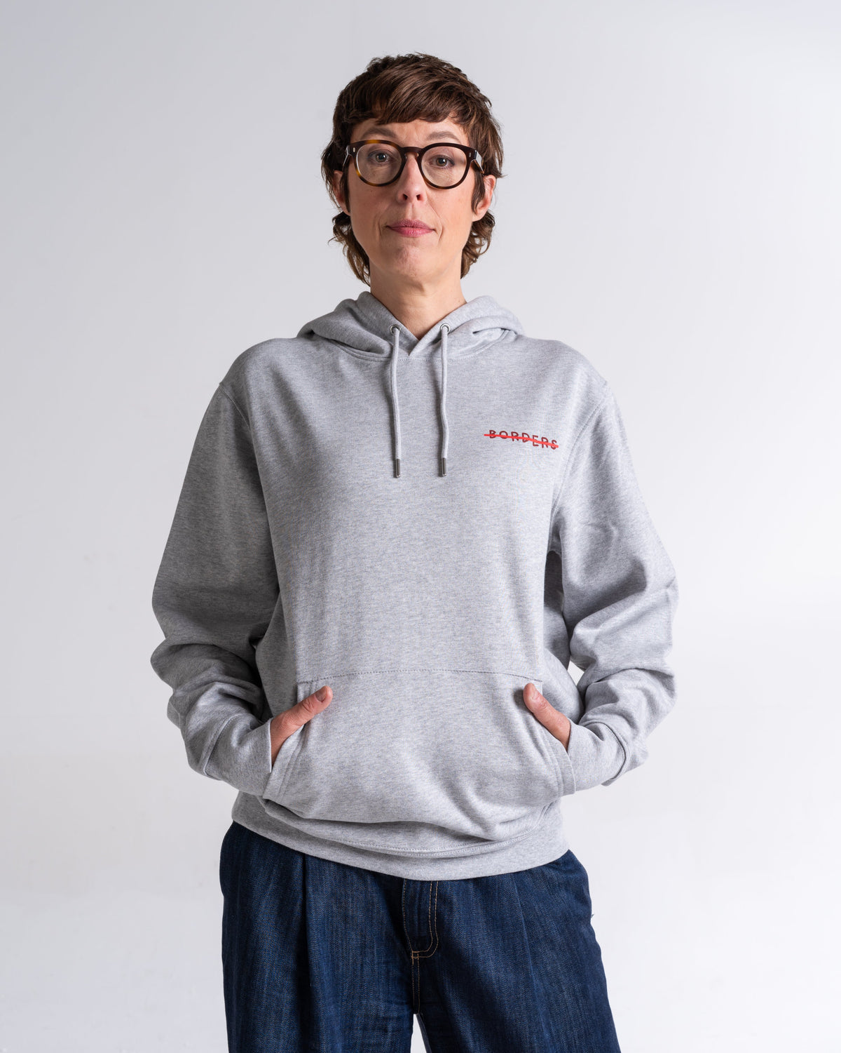 Hoodie «Borders» Hellgrau meliert, Vorderseite, am Model getragen