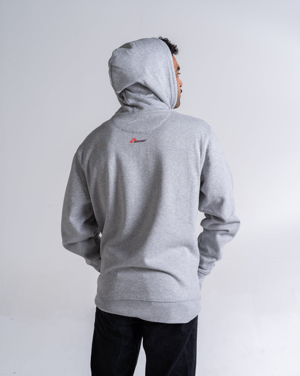 Hoodie «Borders» Hellgrau meliert, Rückseite, am Model getragen
