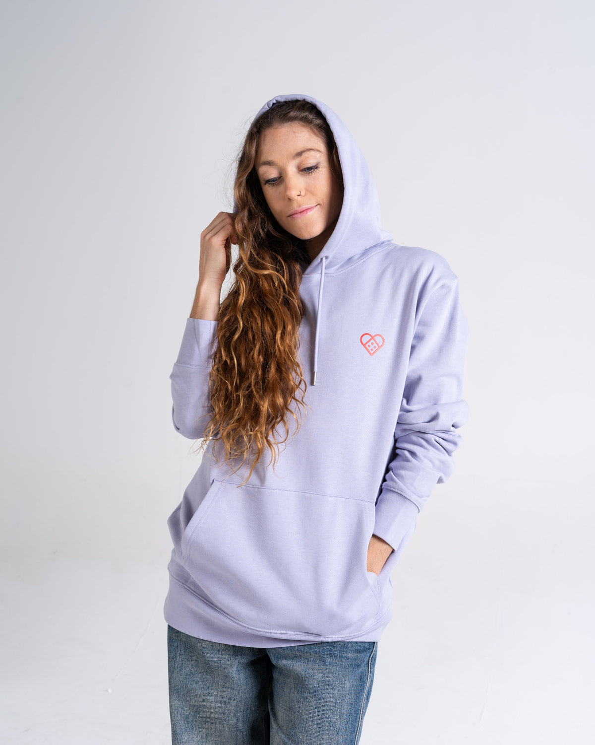Hoodie «Daily Dosage» Lavendel, Porträt, am Model getragen