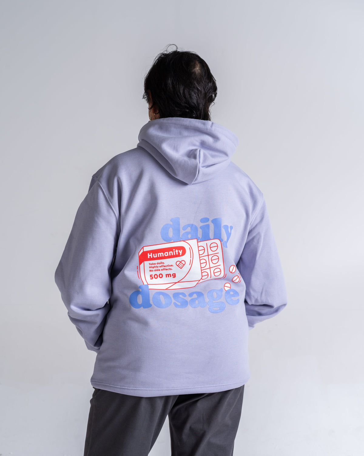 Hoodie «Daily Dosage» Lavendel, Rückseite, am Model getragen