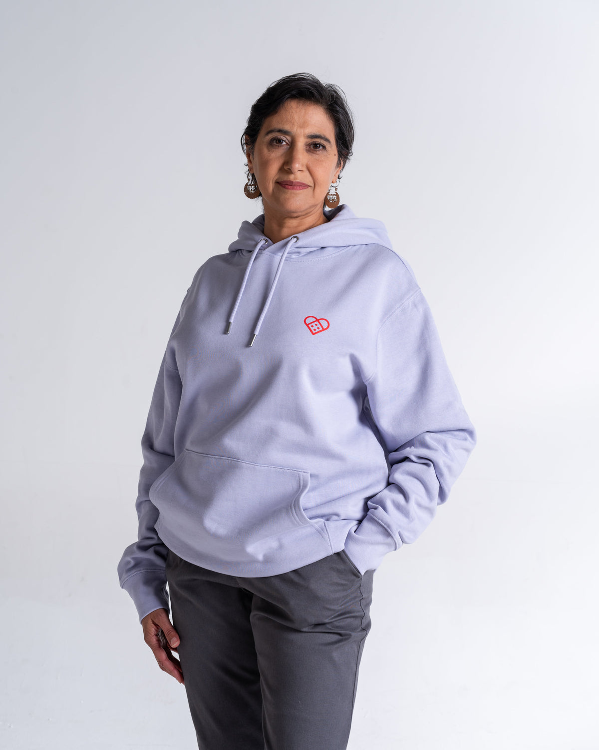 Hoodie «Daily Dosage» Lavendel, Vorderseite, am Model getragen