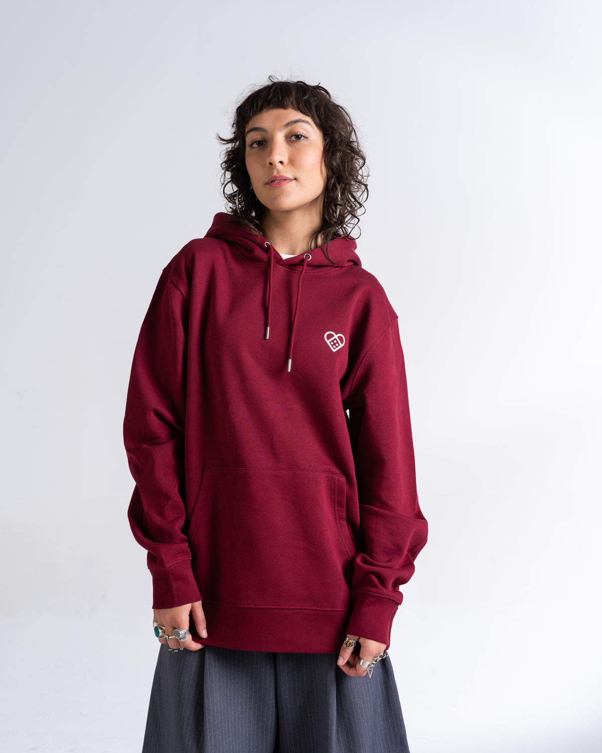 Hoodie «Daily Dosage» Burgund, Vorderseite, am Model getragen