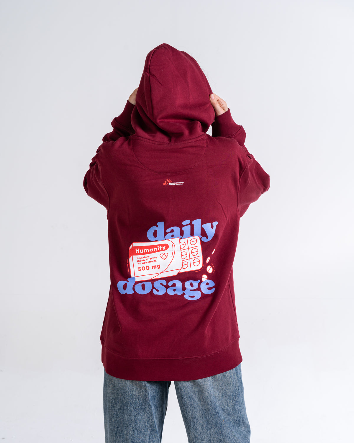 Hoodie «Daily Dosage» Burgund, Rückseite, am Model getragen