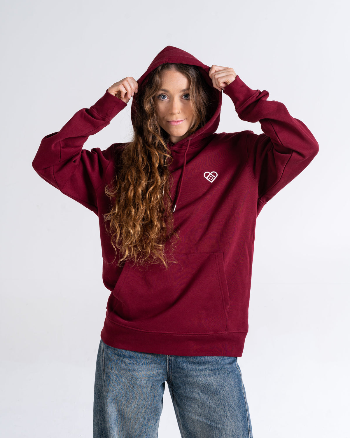 Hoodie «Daily Dosage» Burgund, Porträt, am Model getragen