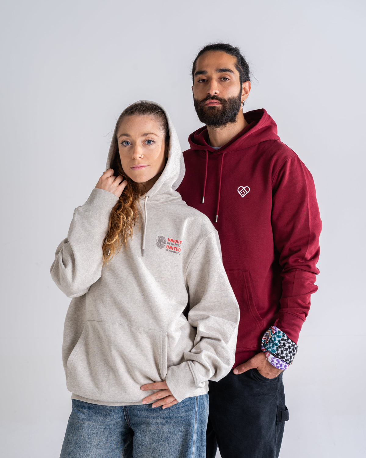 Hoodie «Daily Dosage» Burgund im Duo getragen