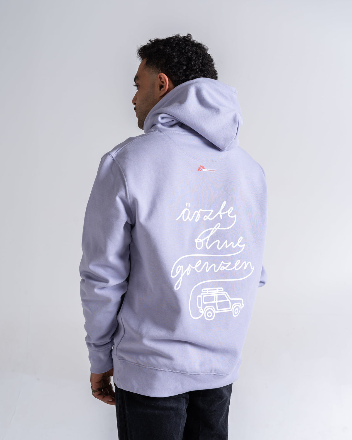 Hoodie «Unterwegs» Lavendel, Rückseite, am Model getragen