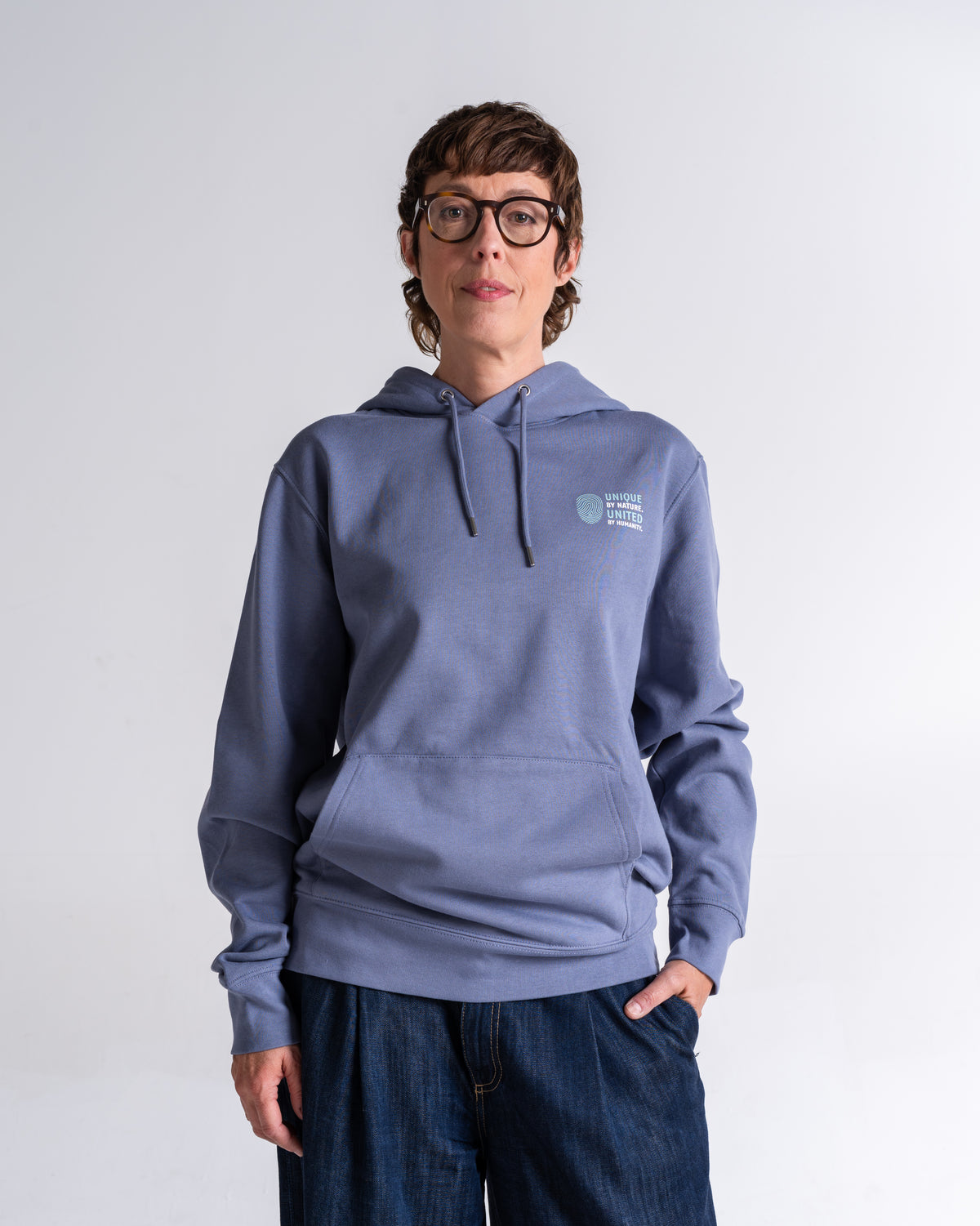 Hoodie «Unique by nature» Blaugrau, Vorderseite, am Model getragen