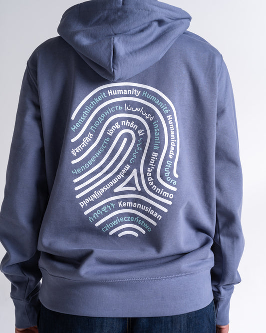 Hoodie «Unique by nature» Blaugrau, Rückseite, am Model getragen