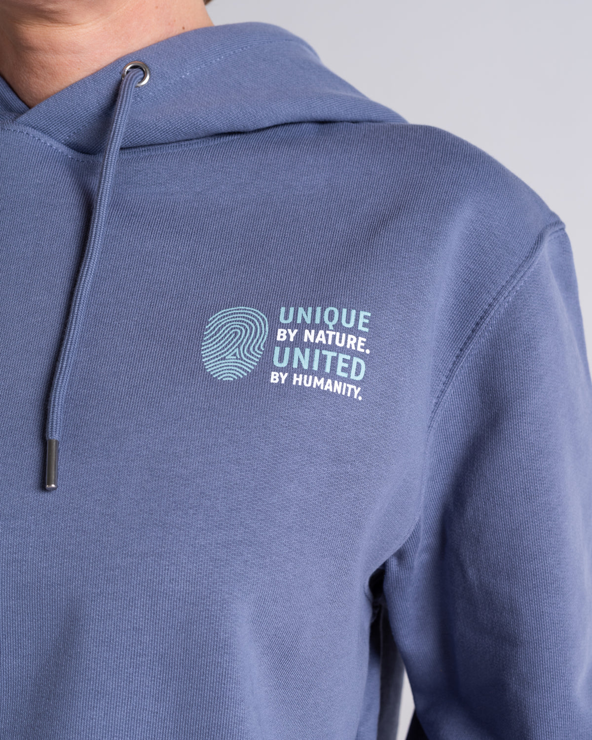 Hoodie «Unique by nature» Blaugrau: Detail des Motivs