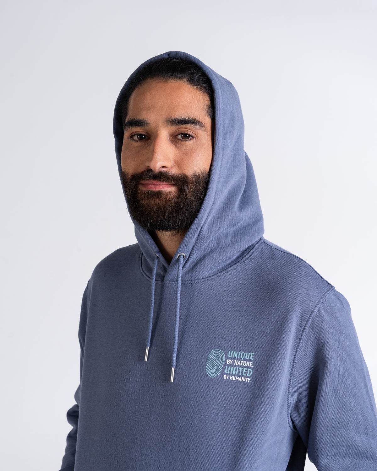 Hoodie «Unique by nature» Blaugrau, Porträt, am Model getragen