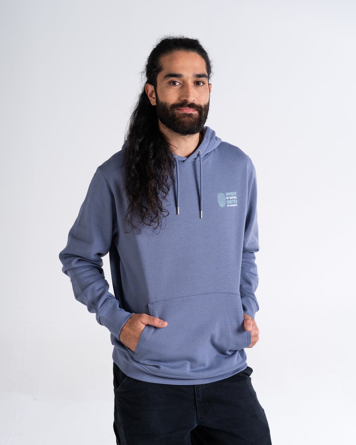 Hoodie «Unique by nature» Blaugrau, Vorderseite, am Model getragen