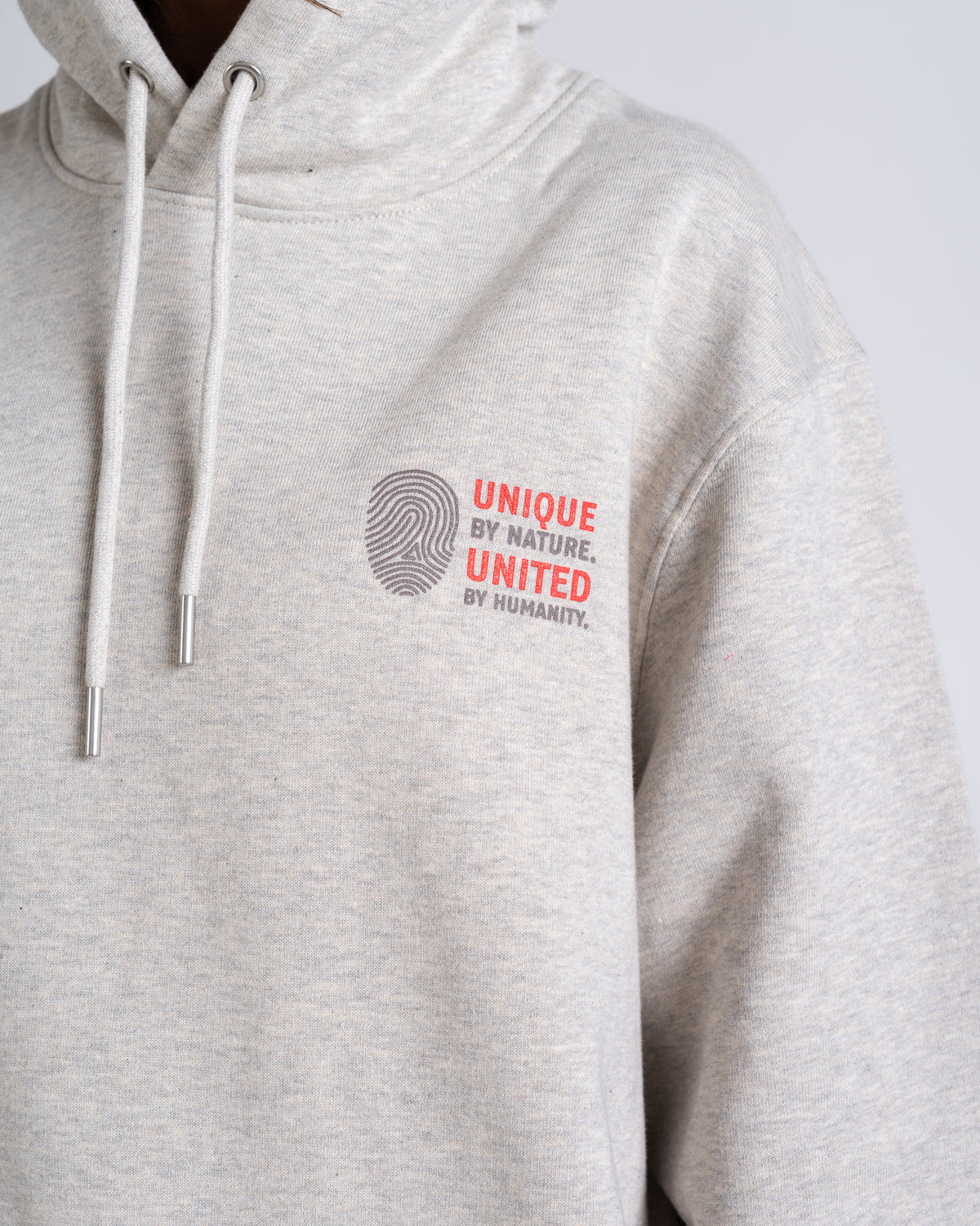 Hoodie «Unique by nature» Creme meliert: Detail des Motivs
