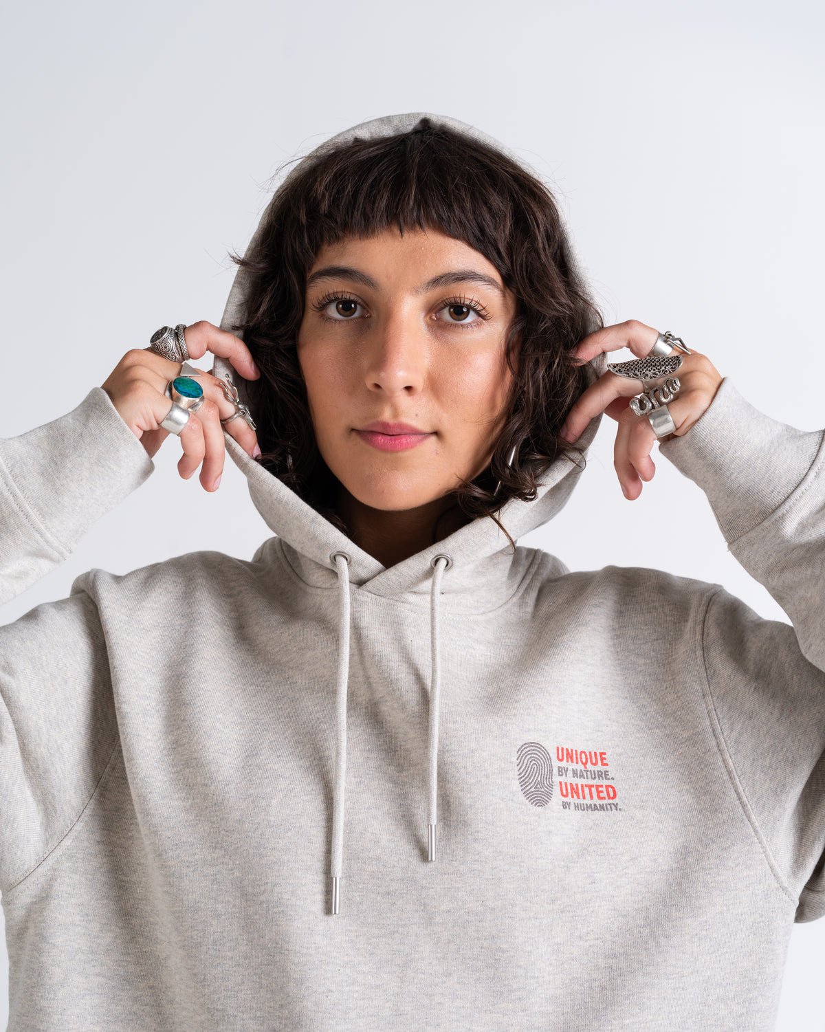 Hoodie «Unique by nature» Creme meliert, Porträt, am Model getragen