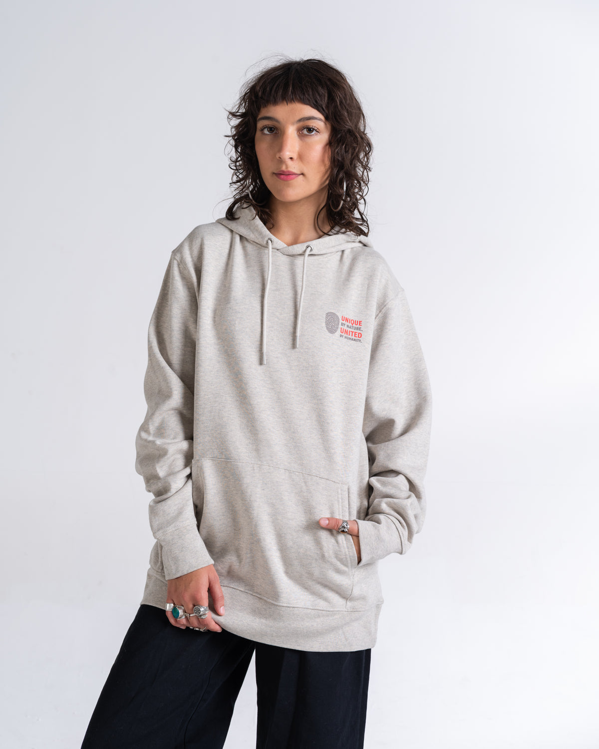 Hoodie «Unique by nature» Creme meliert, Vorderseite, am Model getragen