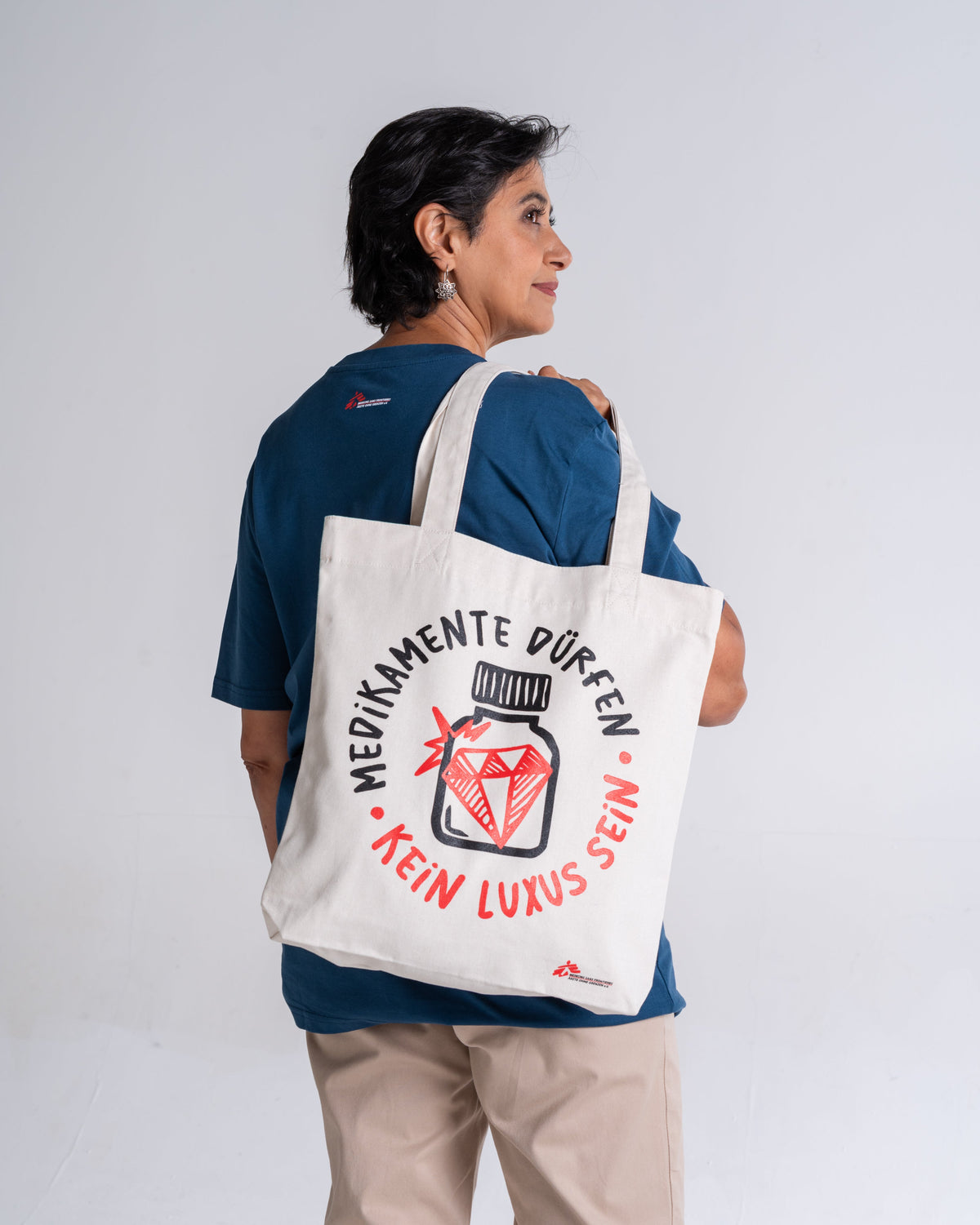 Tote Bag «Medikamente dürfen kein Luxus sein» Natur, Vorderseite, am Model getragen