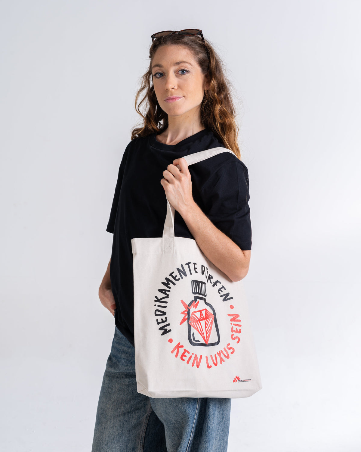 Tote Bag «Medikamente dürfen kein Luxus sein» Natur, Vorderseite, am Model getragen