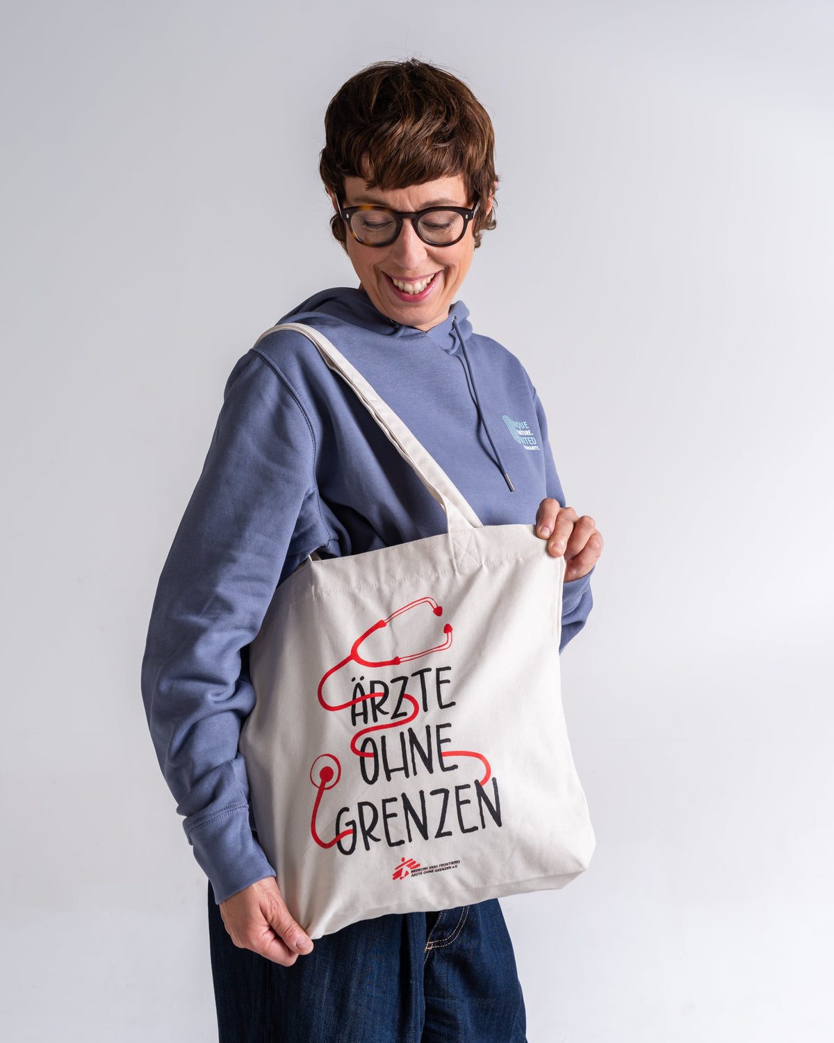Tote Bag «Stethoskop» Natur, Vorderseite, am Model getragen