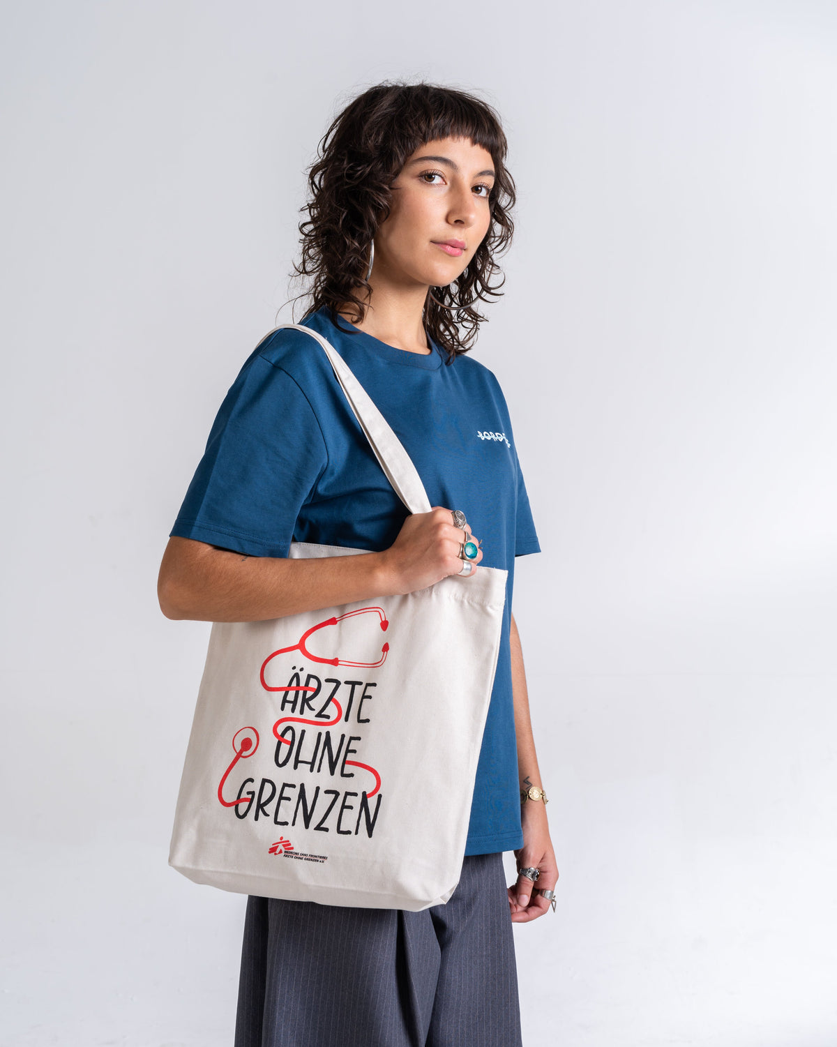 Tote Bag «Stethoskop» Natur, Vorderseite, am Model getragen