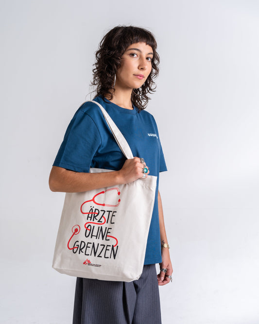 Tote Bag «Stethoskop» Natur, Vorderseite, am Model getragen