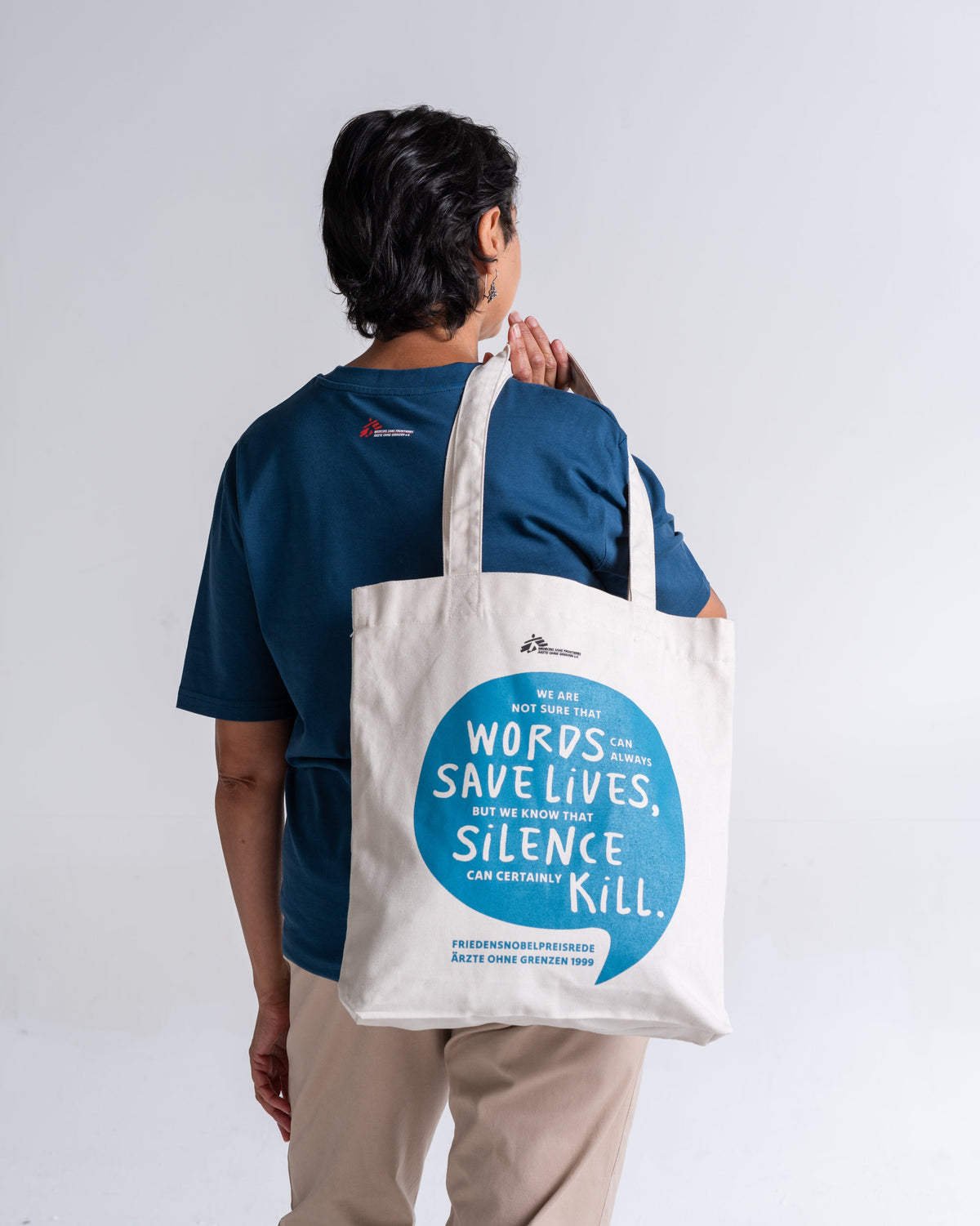 Tote Bag «Words Save Lives» Natur, Vorderseite, am Model getragen