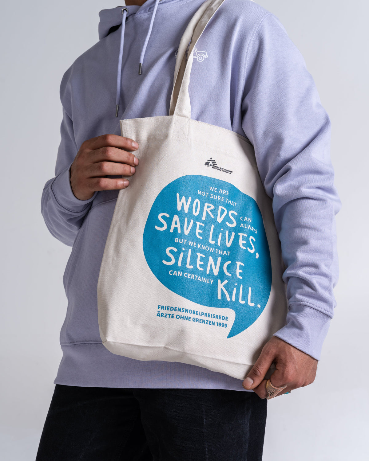 Tote Bag «Words Save Lives» Natur, Detail des Motivs, am Model getragen