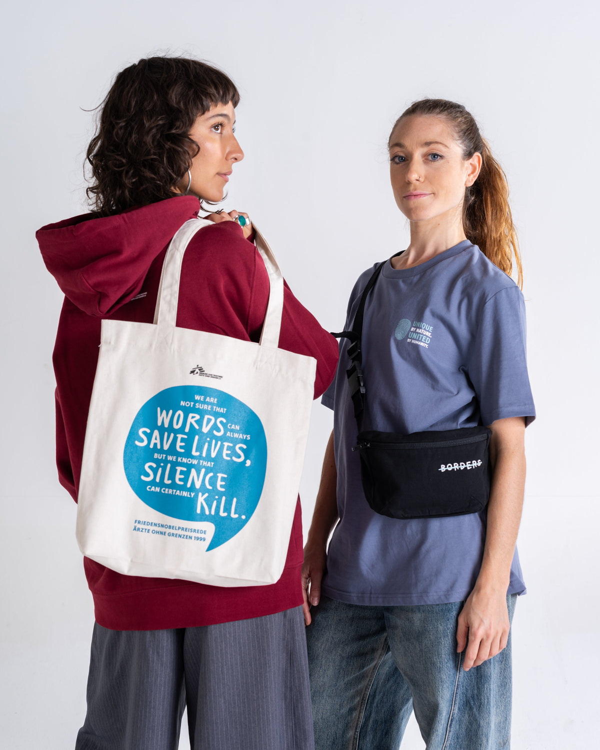 Tote Bag «Words Save Lives» Natur im Duo getragen