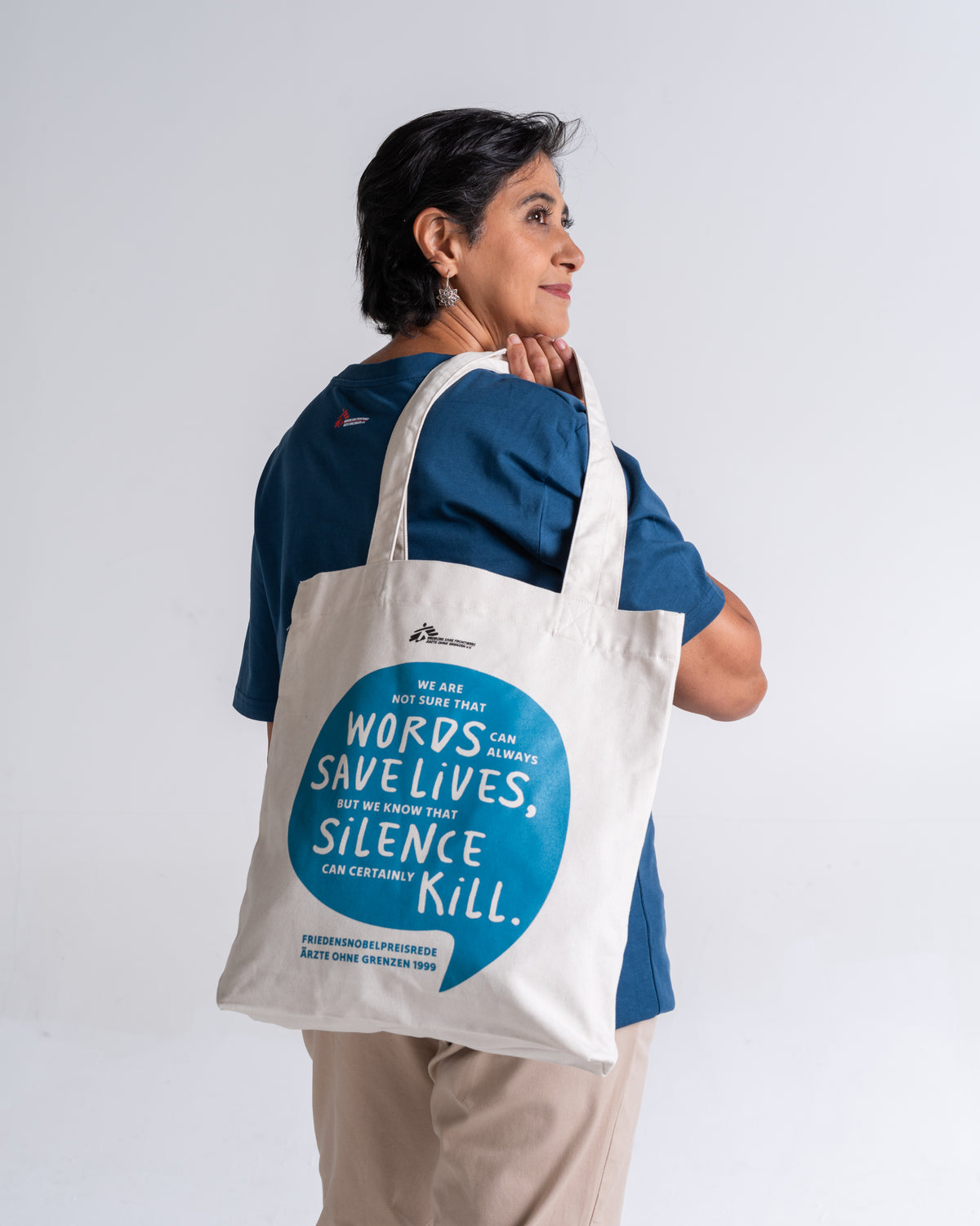 Tote Bag «Words Save Lives» Natur, Vorderseite, am Model getragen