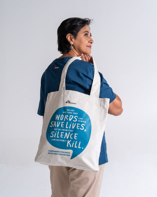 Tote Bag «Words Save Lives» Natur, Vorderseite, am Model getragen
