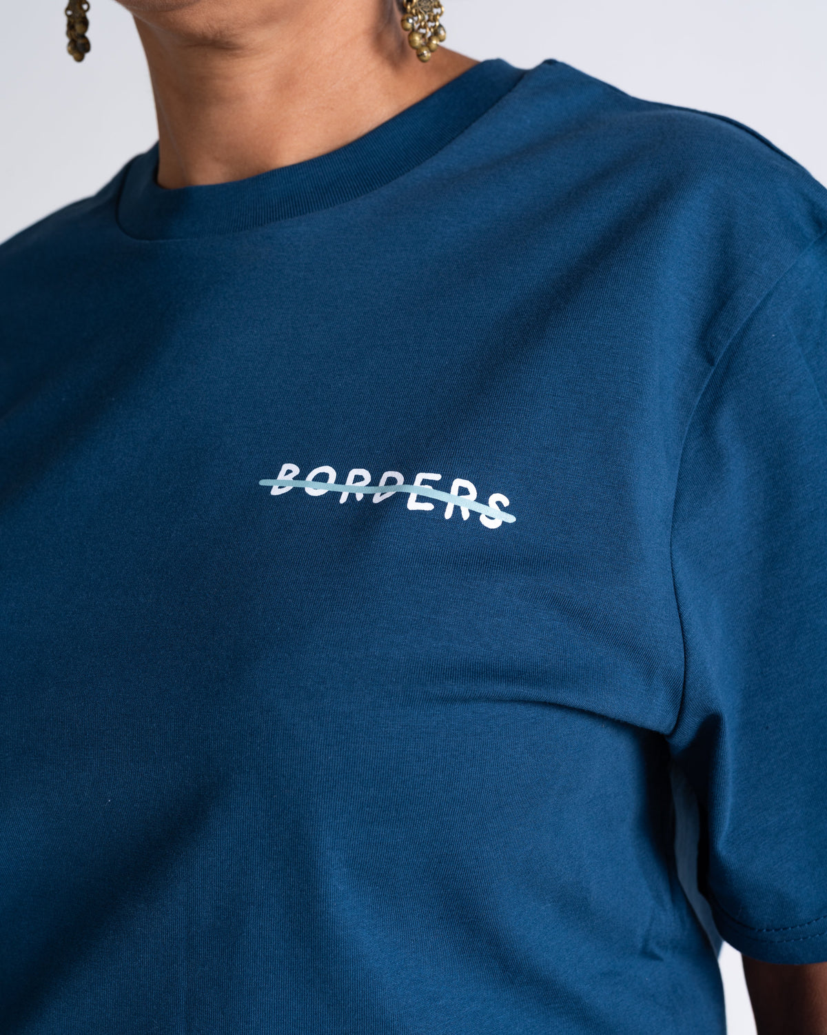 T-Shirt «Borders» Petrol: Detail des Motivs