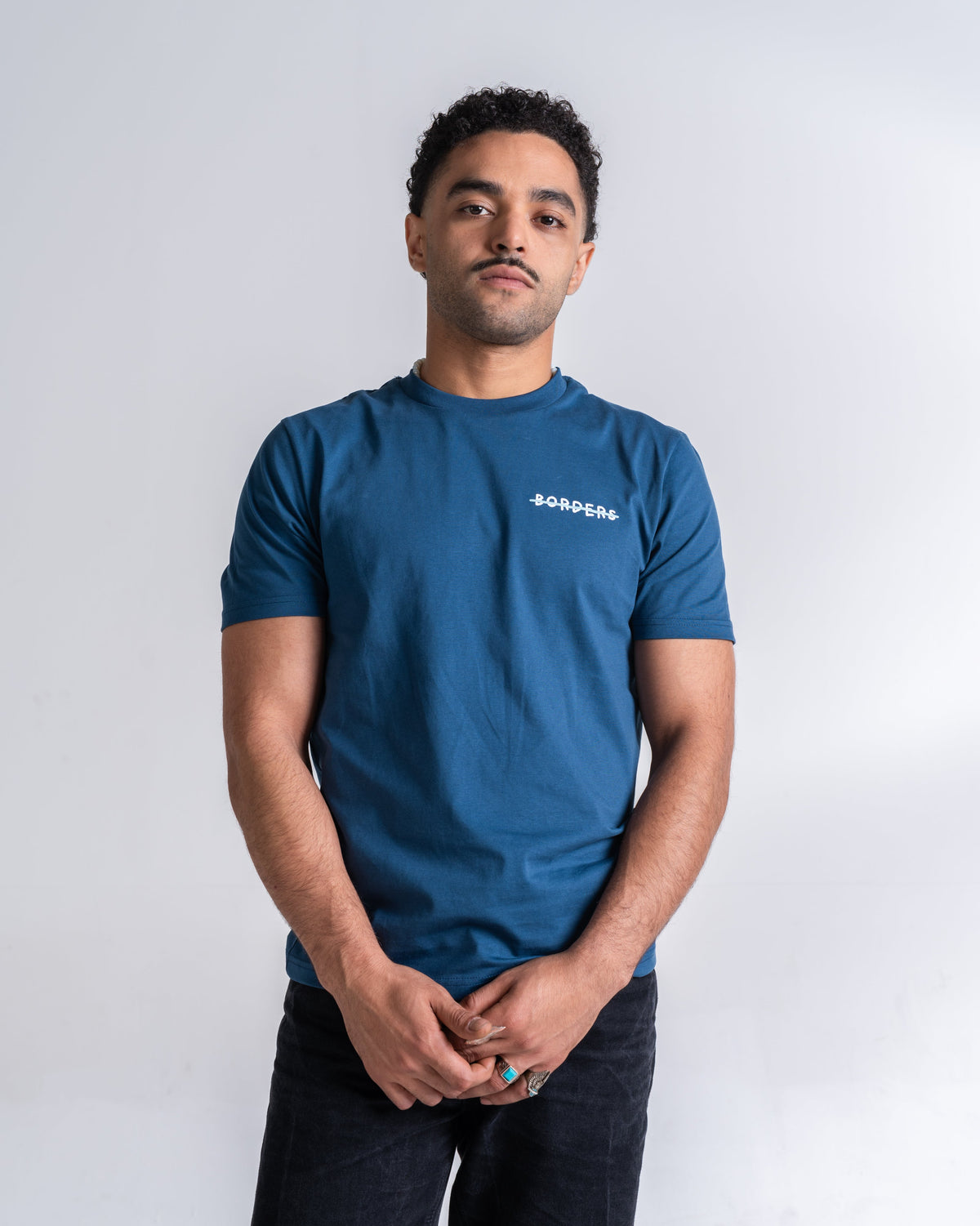 T-Shirt «Borders» Petrol, Vorderseite, am Model getragen