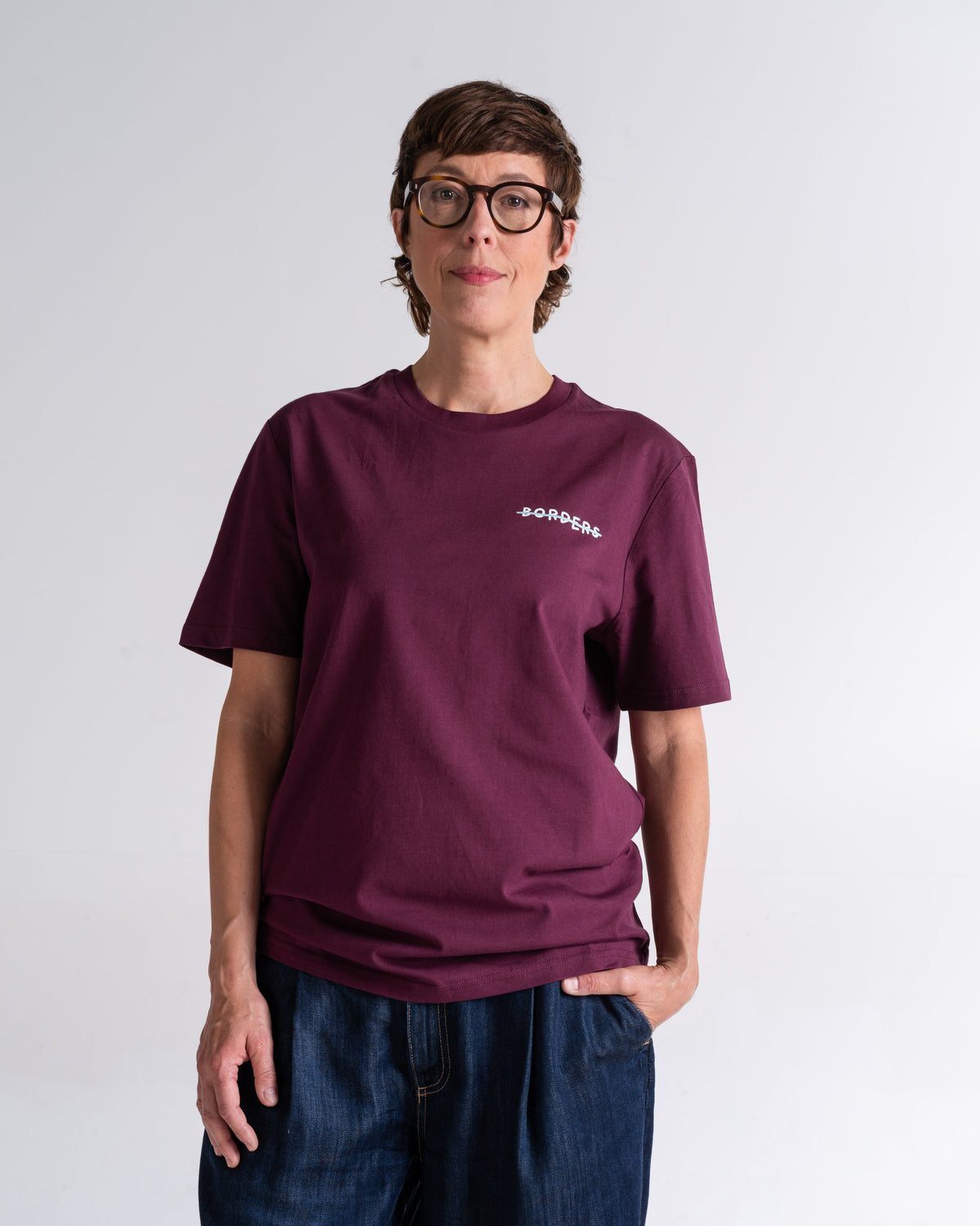 T-Shirt «Borders» Pflaume, Vorderseite, am Model getragen