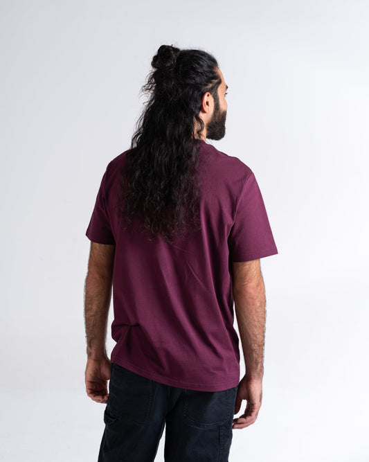 T-Shirt «Borders» Pflaume, Rückseite, am Model getragen