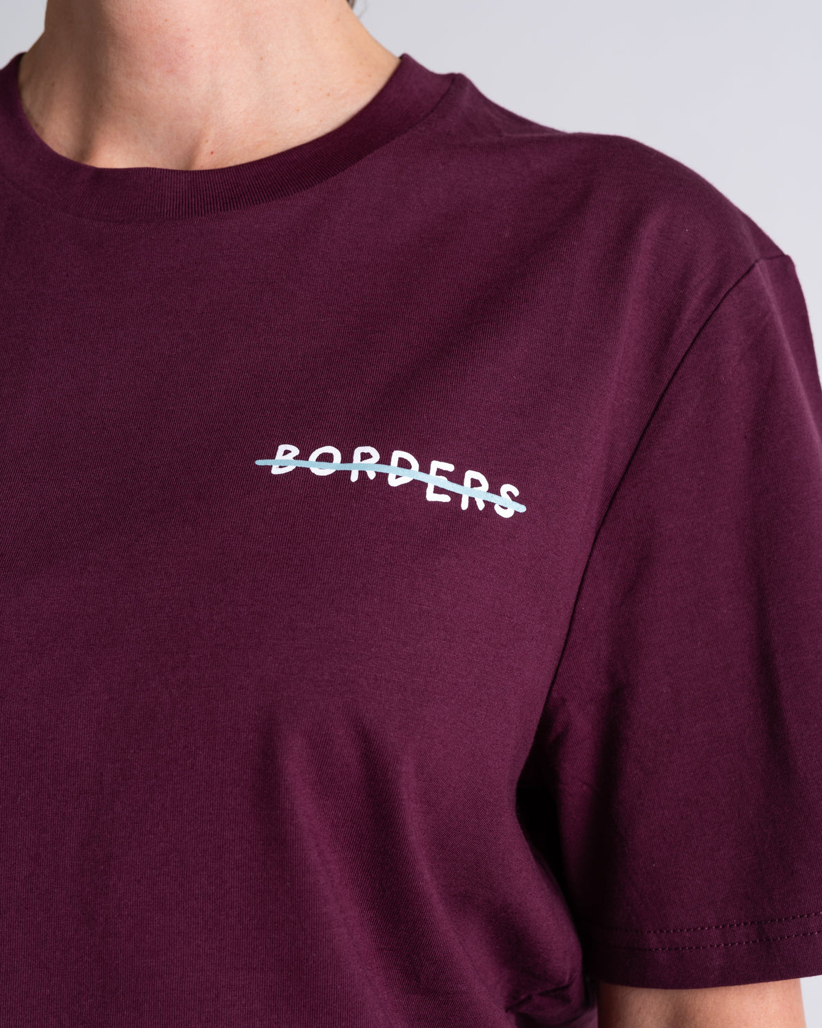 T-Shirt «Borders» Pflaume: Detail des Motivs