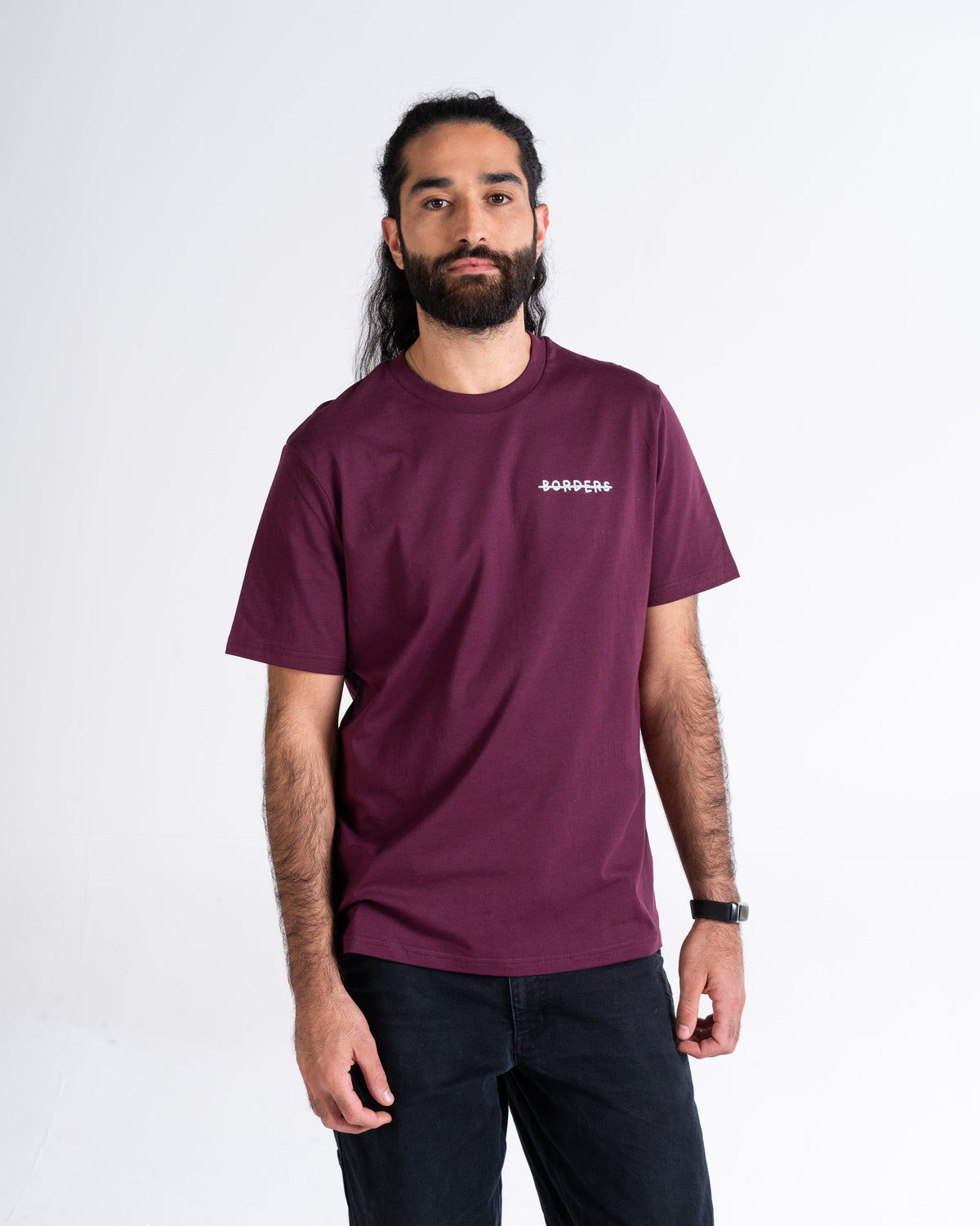 T-Shirt «Borders» Pflaume, Vorderseite, am Model getragen