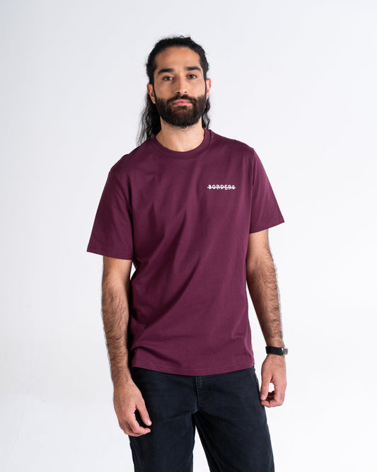 T-Shirt «Borders» Pflaume, Vorderseite, am Model getragen